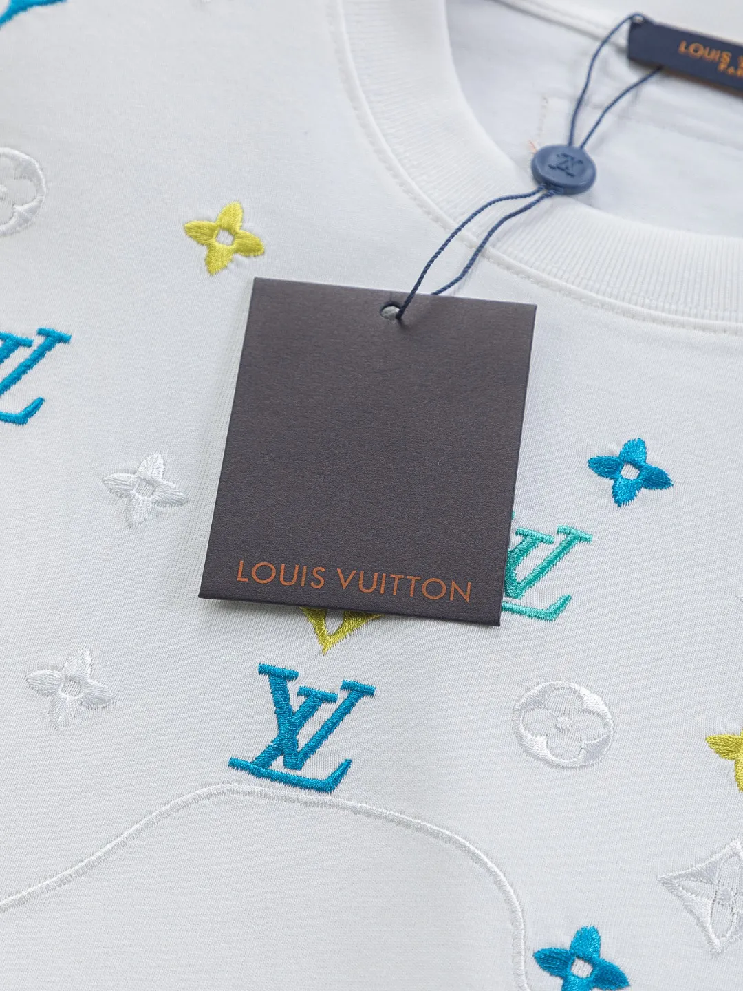 🅿️190 Louis Vuitton 1V LV micro-wide version S-XL LV 26ss new products are available at the counter simultaneously. Multiple craftsmanship. Colorful half-body digital full flower logo on the chest🪡 embroidery. Round neck short-sleeved T-shirt, same style for men and women! Consigned to one-to-one creation. Synchronized with the official website, pure cotton fabrics at the counter! It is close to the skin and comfortable, durable and easy to wear. It has a classic and simple logo design and meticulous original craftsmanship. Short-sleeves, a must-have item for men, do not appear to be the same for the general public, but must be unique and eye-catching. This LV short-sleeve is all about quality, comfort, the same shape and fashion as always, including fabrics and cutting techniques. All of them have been made with great effort! 320 grams of washed pure cotton fabric, pure cotton is breathable, very refreshing and comfortable for daily wear. The rib knitting on the neckline is smooth and tight, and the neckline will not be skewed if you toss it at will. The loose version, you will find that it looks really good on the upper body. The overall is minimalist and neat, super versatile for daily use! Pair it casually with a pair of pants for a youthful look. A T-shirt will make your outfit crazy. It is a fashionable item that can never go wrong! Color: Black White Size: S-XL Size chart: S: Shoulder width 45.5-Bust 52-Length 70 M: Shoulder width 47-Bust 54-Length 72 L: Shoulder width 48.5-Bust 56-Length 74 XL: Shoulder width 50-Bust 58-Length 76